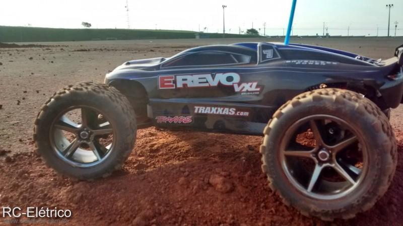 1º Rolê na Terra E-REVO 1/16 VXL TRAXXAS