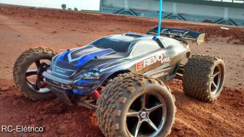 O 1º Rolê na Terra - E-REVO 1/16 VXL TRAXXAS